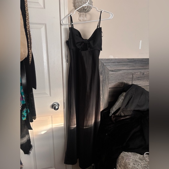 Elegant Black Front Bow Cut Out Evening Gown Size M - Picture 4 of 4